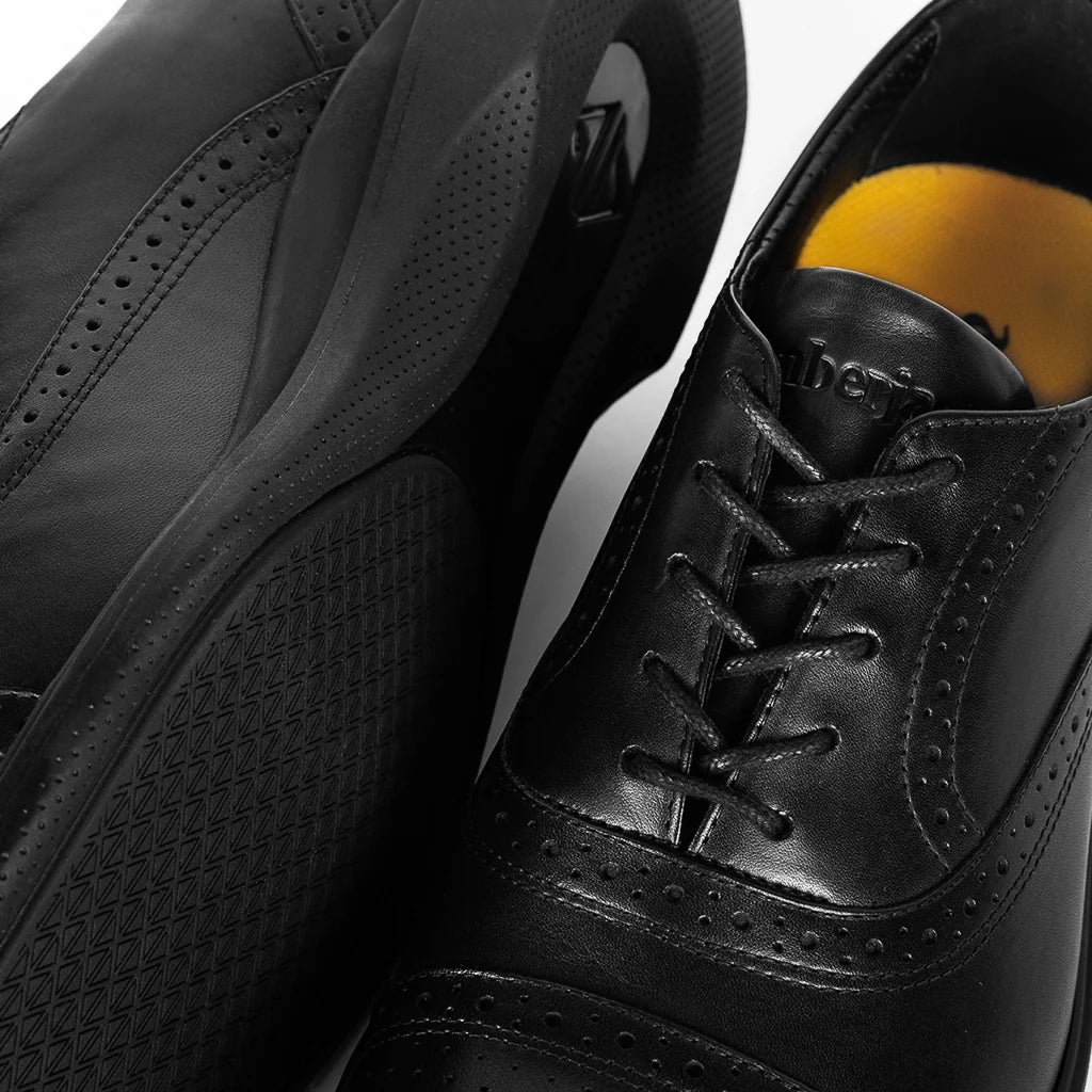 Amberjack Cap-Toe Obsidian black pilot oxford dress shoe, left side view, cap-toe lace-up | Close Up 